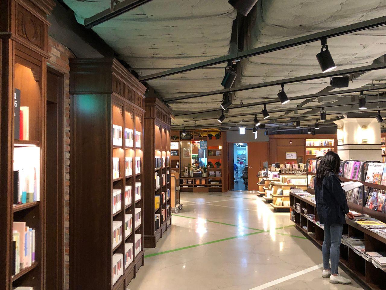 Euljiro Arc.N.Book | Beautiful tunnel made of walls filled with books!